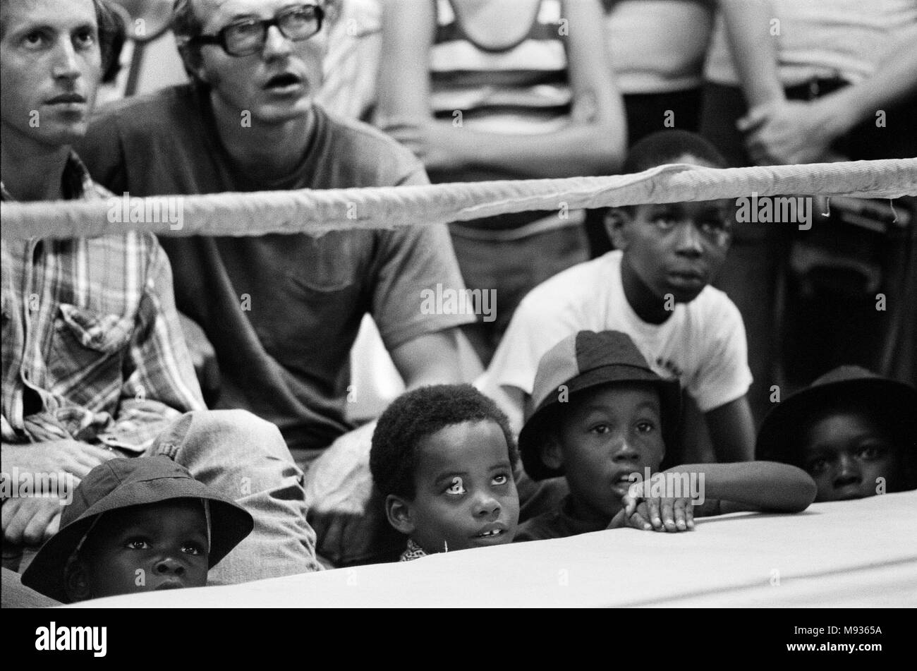 Muhammad Ali (Cassius Clay) Formation à sa retraite de montagne pennsylvanienne pour son combat contre George Foreman au Zaïre. (Photo) Fans regarder Ali train. 27 août 1974. Banque D'Images