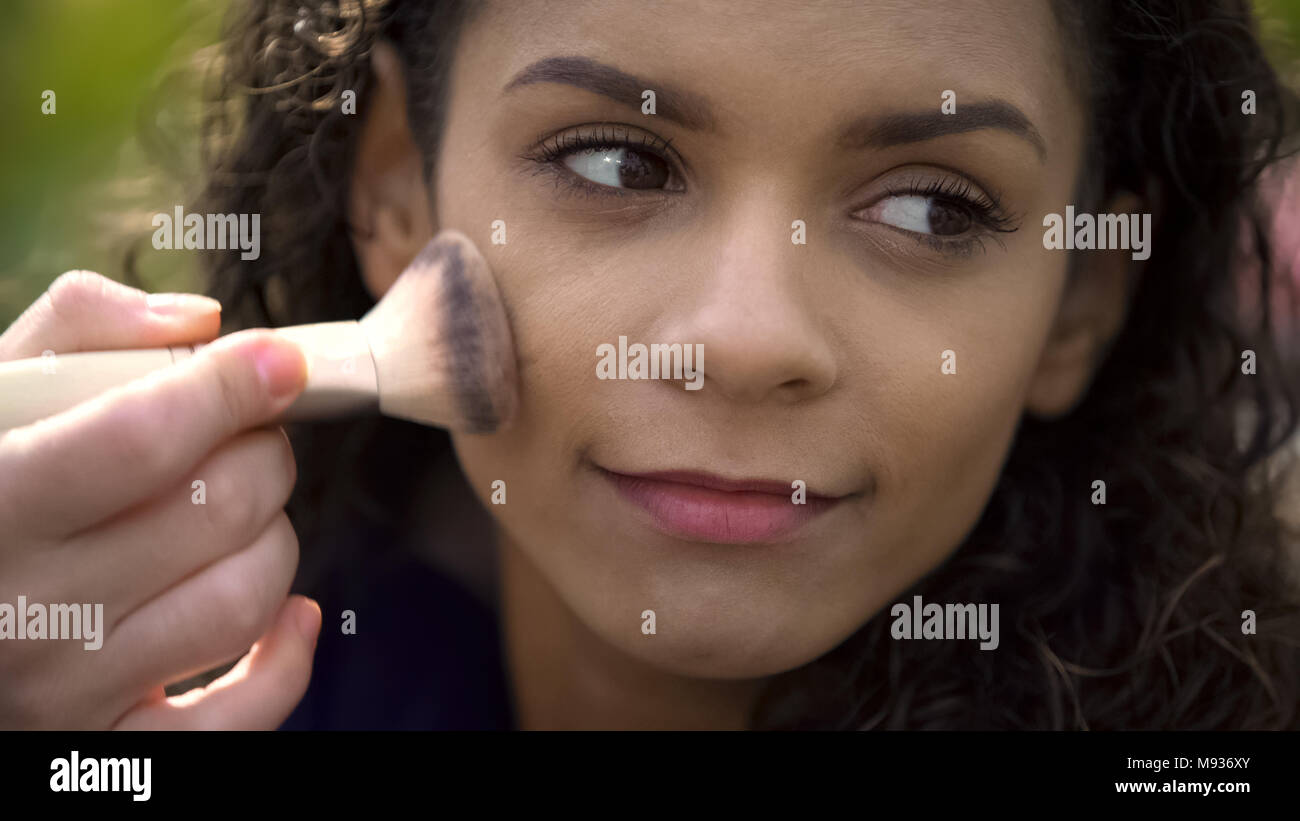 Joli visage de femme belle actrice, make-up artist poudre application Banque D'Images