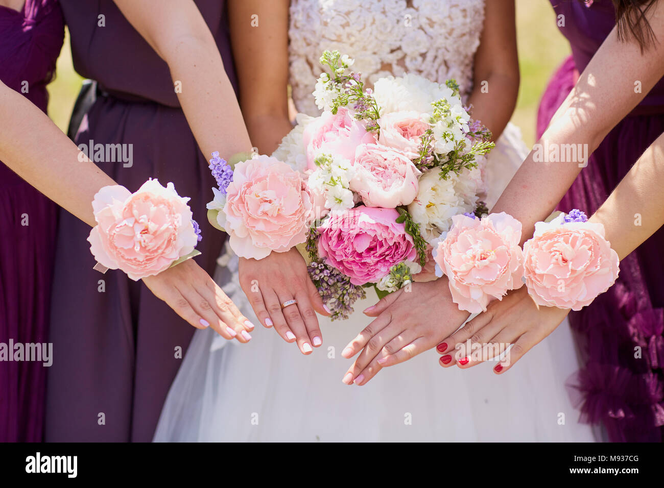 Mains de l'épouse et amie avec des fleurs décoratives. Banque D'Images