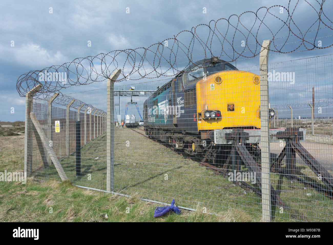 Un English Electric locomotive diesel de la classe 37 attend de prendre des flacons nucléaires radioactifs loin de la centrale nucléaire de Dungeness Banque D'Images