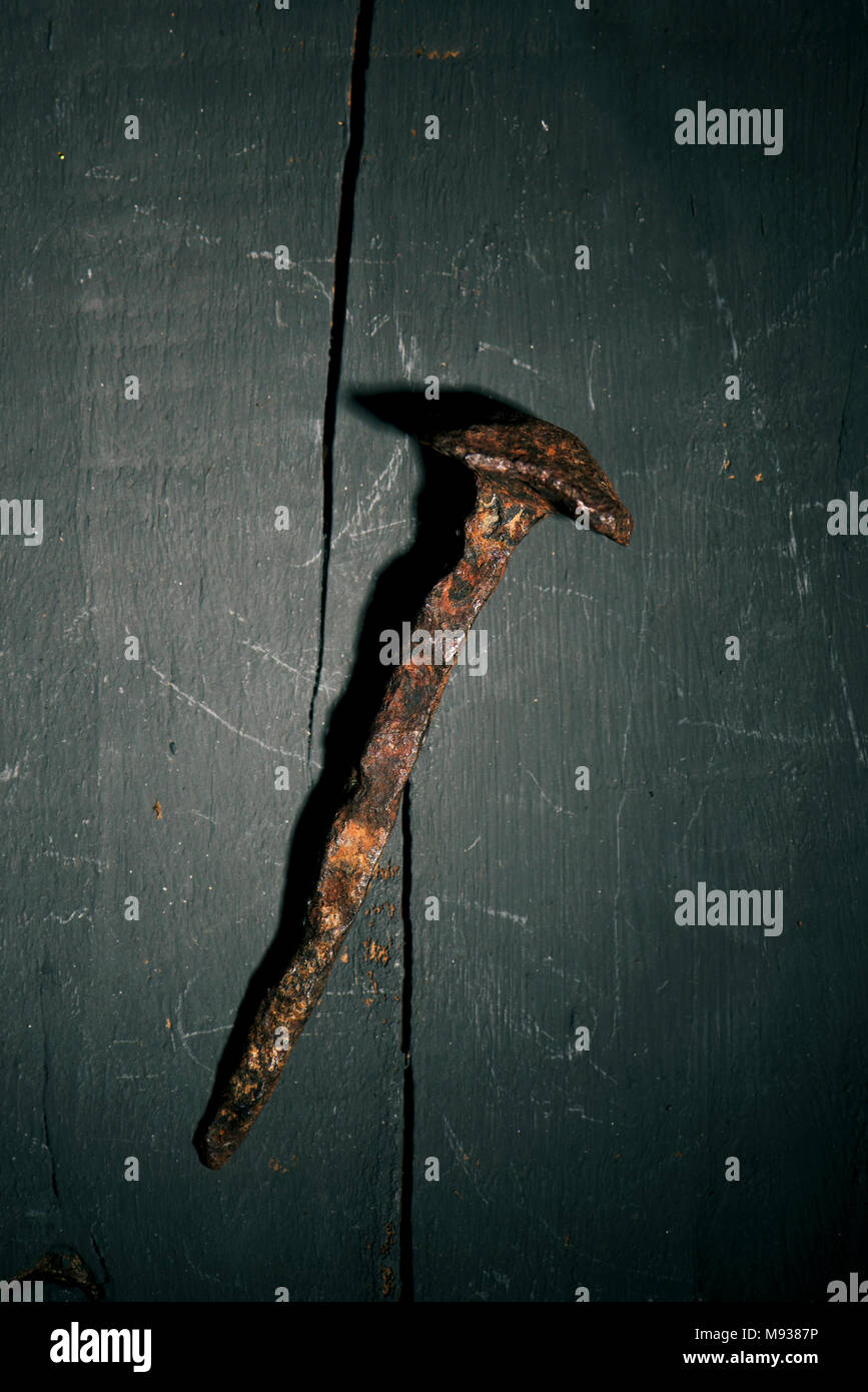 Portrait d'un clou rouillé, illustrant l'un des clous de la Sainte Croix,  sur une surface en bois rustique, avec un effet dramatique Photo Stock -  Alamy