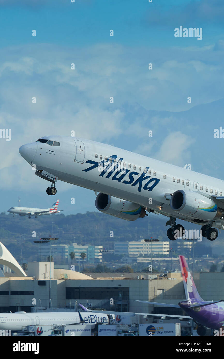 Alaska Airlines Boeing 737-800 Escalade loin de l'Aéroport International de Los Angeles. Un jet d'atterrissage en vue derrière. Californie, USA. Banque D'Images