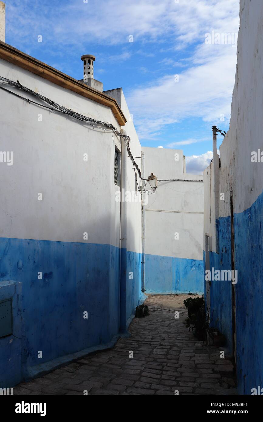 Une ruelle étroite et sinueuse dans la Kasbah des Oudayas, Rabat, Maroc Banque D'Images