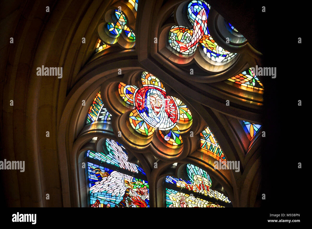 Détail du vitrail de l'intérieur de la Cathédrale St Vitus, Prague, République tchèque. De style gothique. Banque D'Images