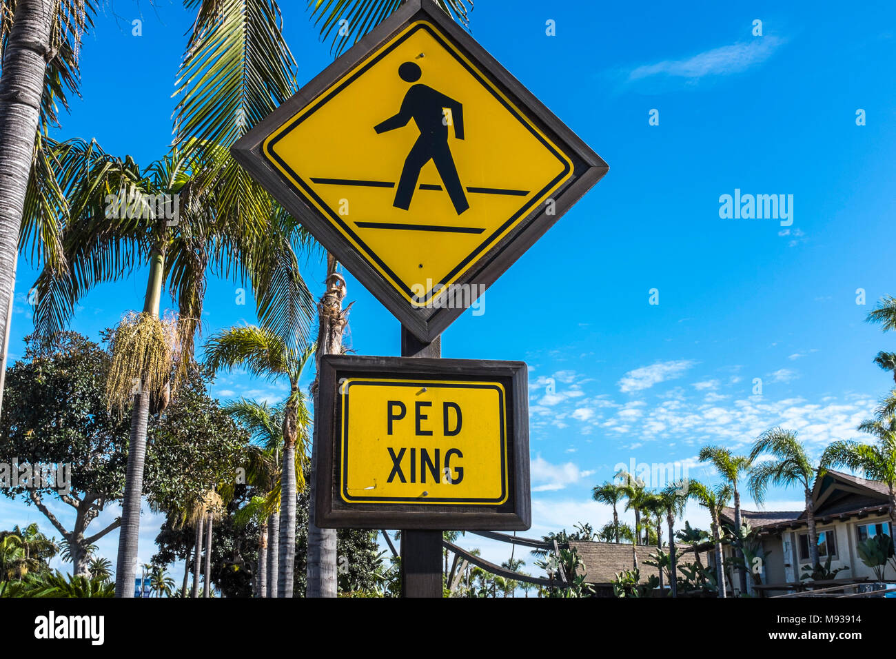 Passage pour piétons rue jaune sécurité signe à San Diego, Californie, USA. Banque D'Images