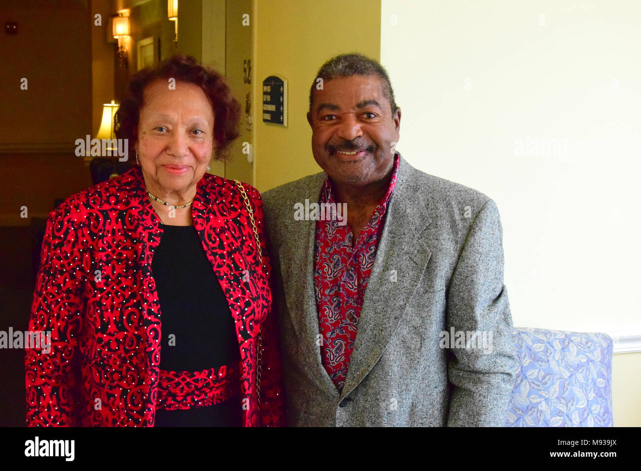 Couple senior afro-américain à la communauté vivante célébrant Banque D'Images