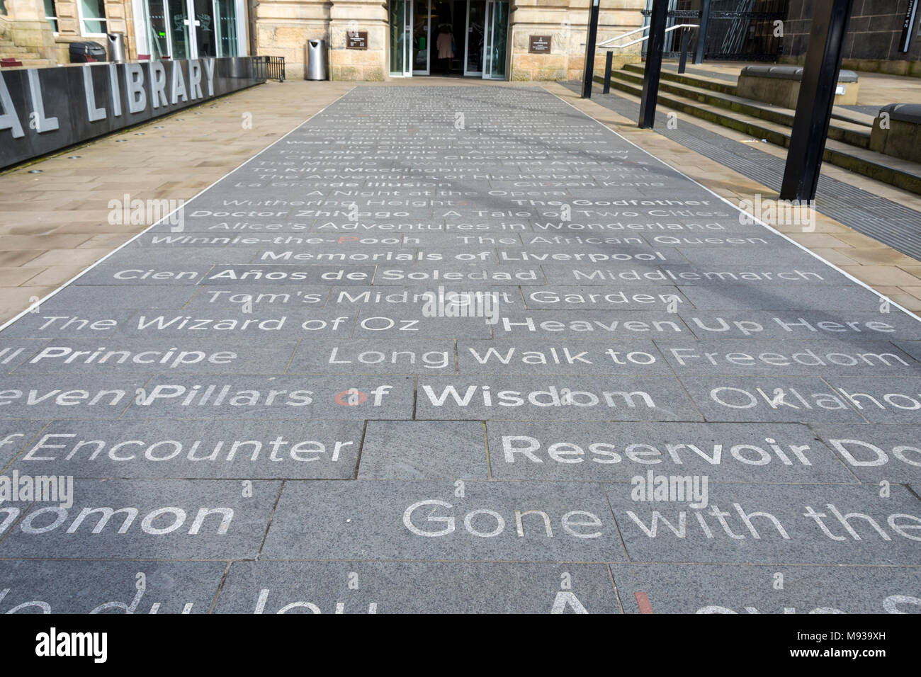 Les titres de livres mis en pavés à l'entrée de la bibliothèque centrale. St George's Quarter, Liverpool, Angleterre, Royaume-Uni Banque D'Images