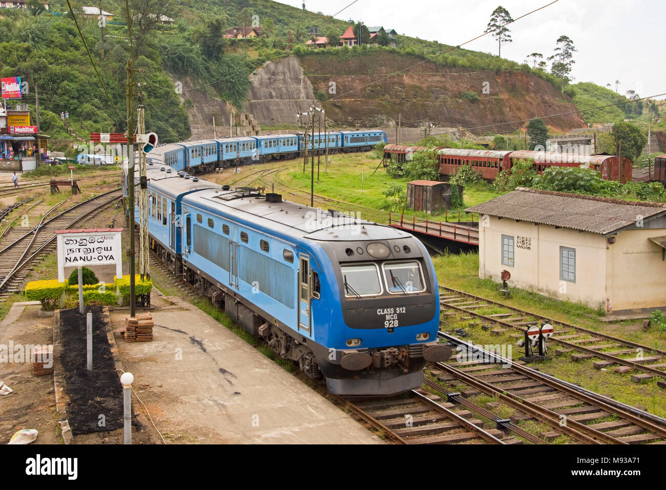 Une classe S12 MCG 928 Unités multiples diesel (DMU) train tirant dans la gare de Nanu Oya, Sri Lanka. Banque D'Images