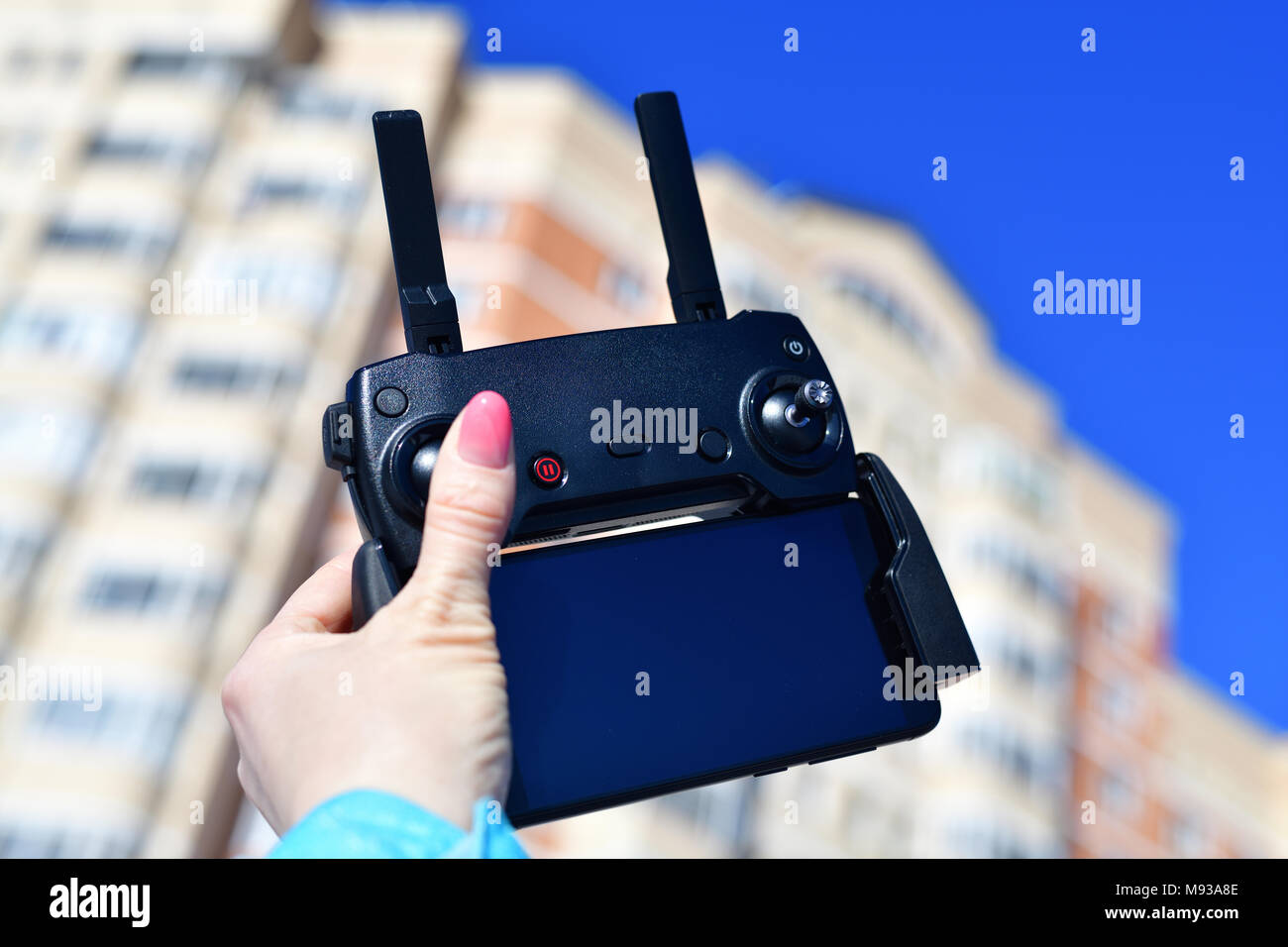 Télécommande pour smartphone avec quadrocopter de femmes Banque D'Images