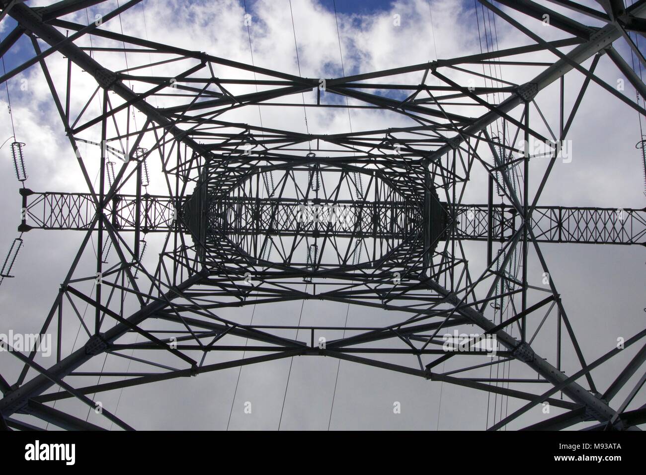 Poteau de métal avec des lignes électriques dans le ciel Banque D'Images