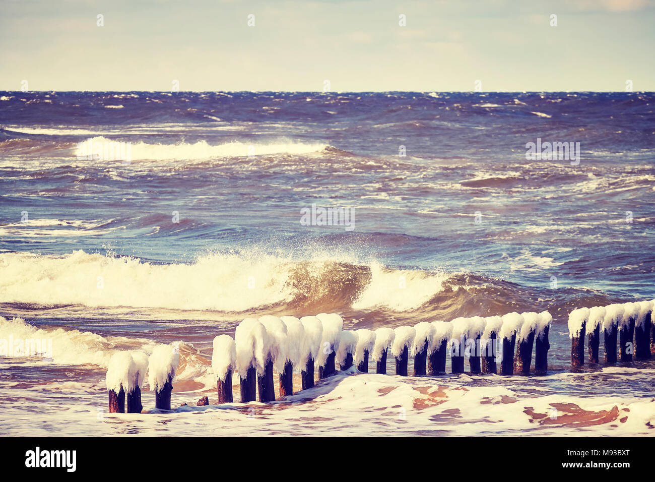 Brise-lames en bois gelé par un jour de vent, couleur tonique photo, la mer Baltique en Pologne. Banque D'Images