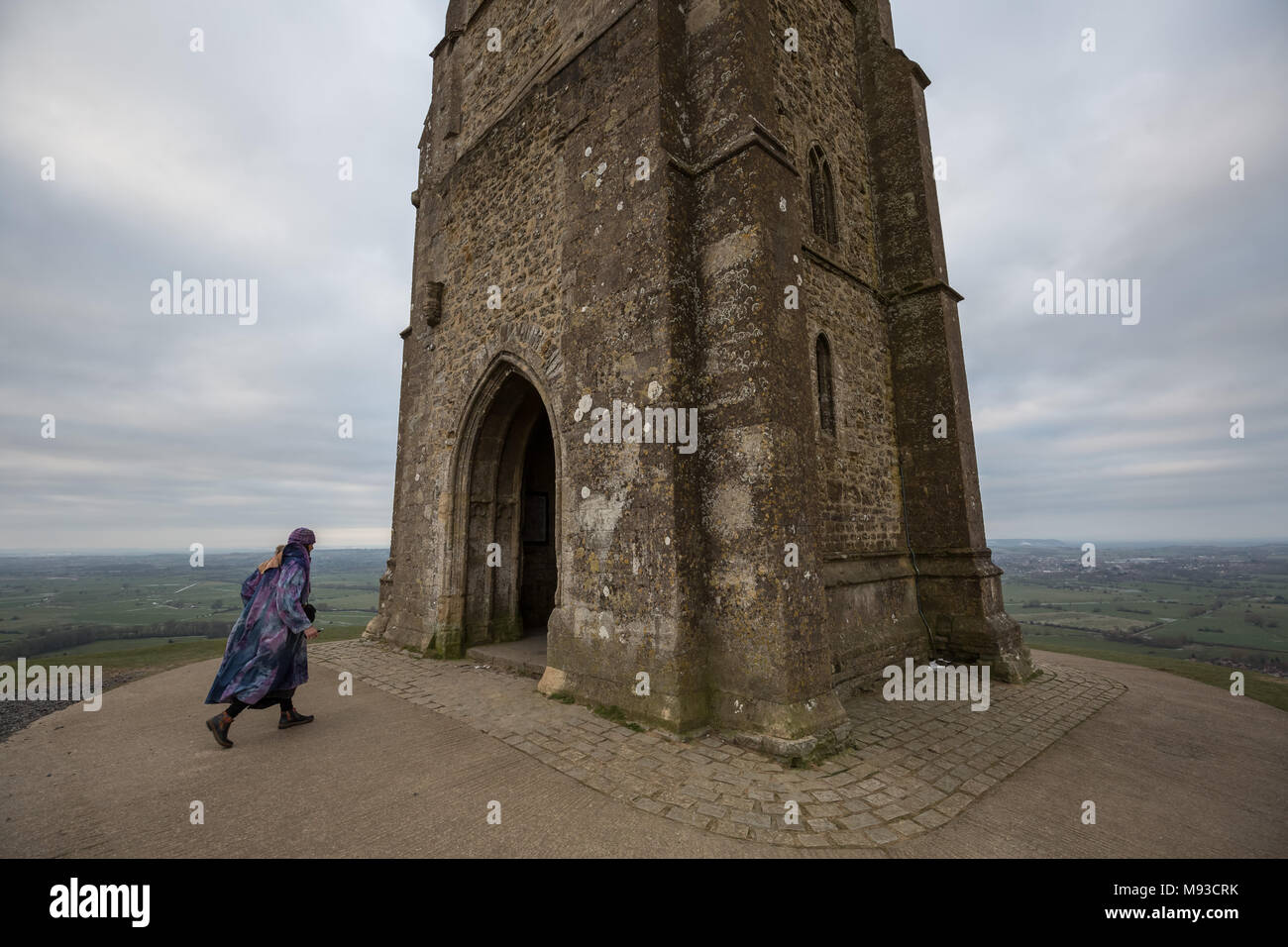 Glastonbury, Royaume-Uni. 20 mars, 2018. Équinoxe de printemps (ou Équinoxe) est célébré à l'aube du sommet de Tor de Glastonbury. Les sections locales et les spirites Banque D'Images