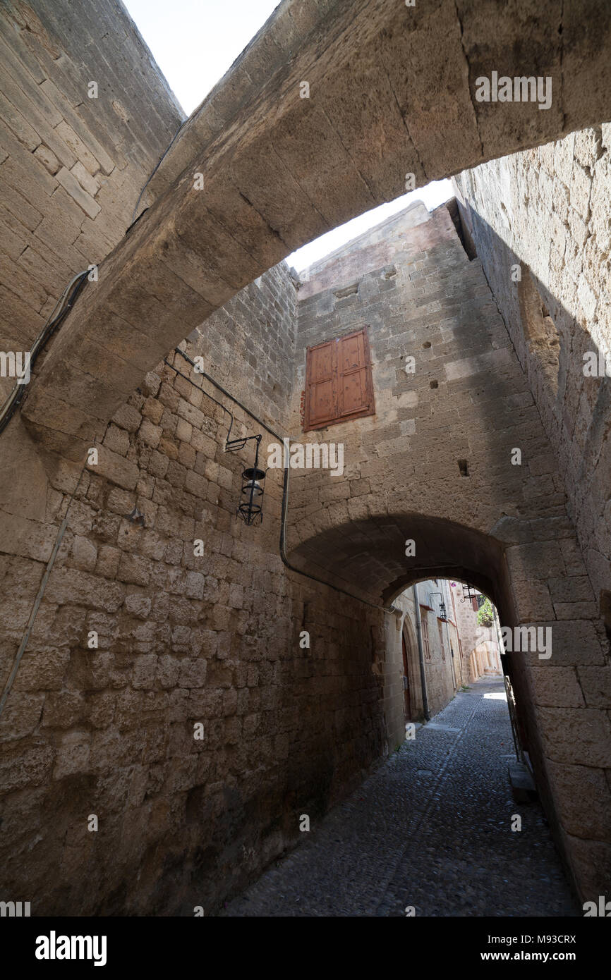 Ruelle médiévale à arcades dans la vieille ville de Rhodes, Grèce Banque D'Images