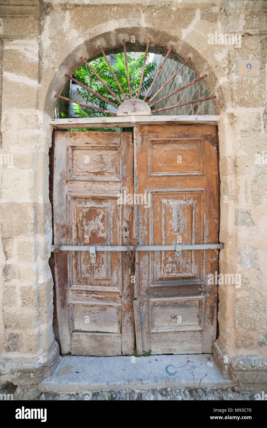 Vieille porte en bois fermée dans la ville de Rhodes, Grèce Banque D'Images