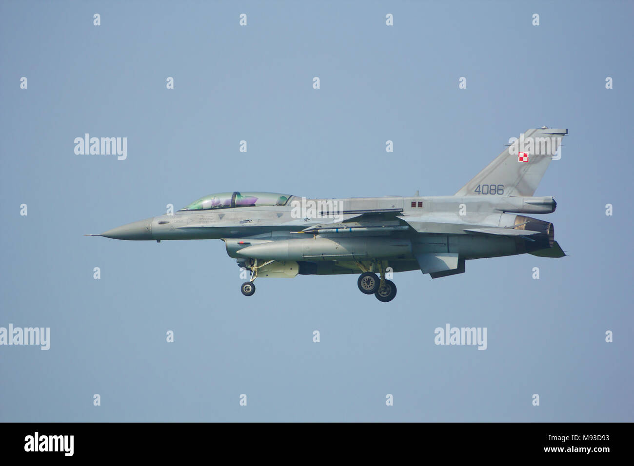 Leeuwarden, Pays-Bas 10 avr 2015 : Polonais F-16 atterrissant à Frisian Flag Banque D'Images