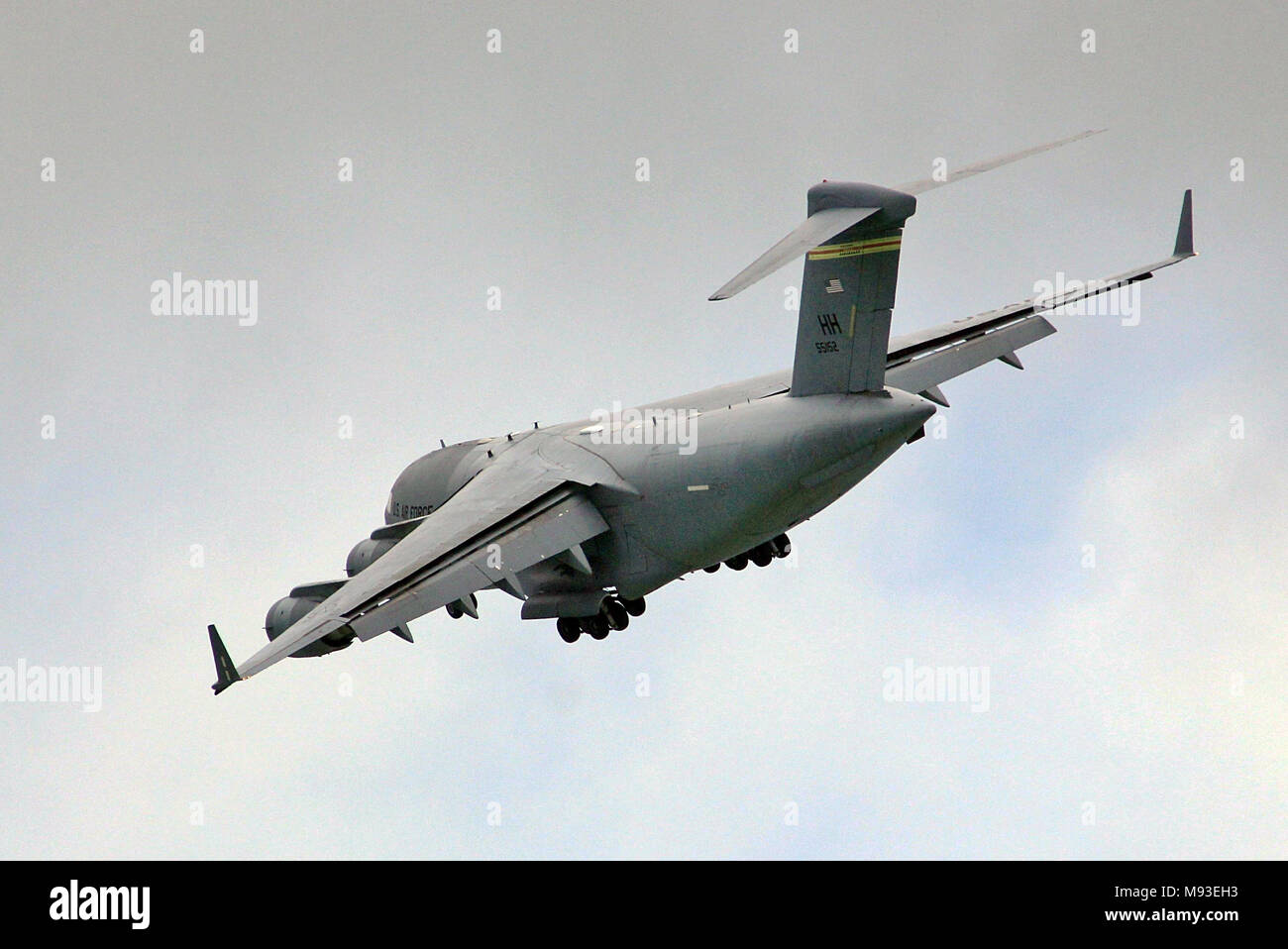 United States Air Force C-17 Globemaster avion de transport militaire de derrière, à l'atterrissage avec pignon vers le bas près de Kaneohe sur l'île hawaïenne d'Oahu. Banque D'Images