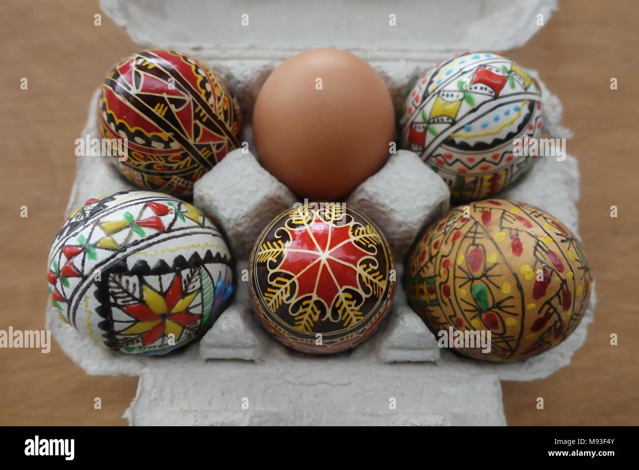 Temps de Pâques avec des oeufs peints de Bucovine, Roumanie Banque D'Images