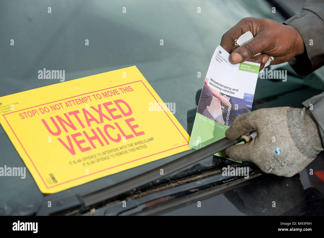 Serrage des roues de véhicules non imposée est de plus en plus commun avec le papier d'affichage de vignettes d'être supprimés et la taxe sur les véhicules qui ont besoin d'être payé en ligne. Banque D'Images