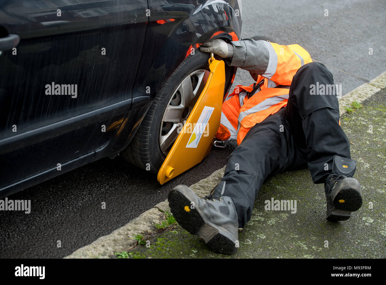 Serrage des roues de véhicules non imposée est de plus en plus commun avec le papier d'affichage de vignettes d'être supprimés et la taxe sur les véhicules qui ont besoin d'être payé en ligne. Banque D'Images