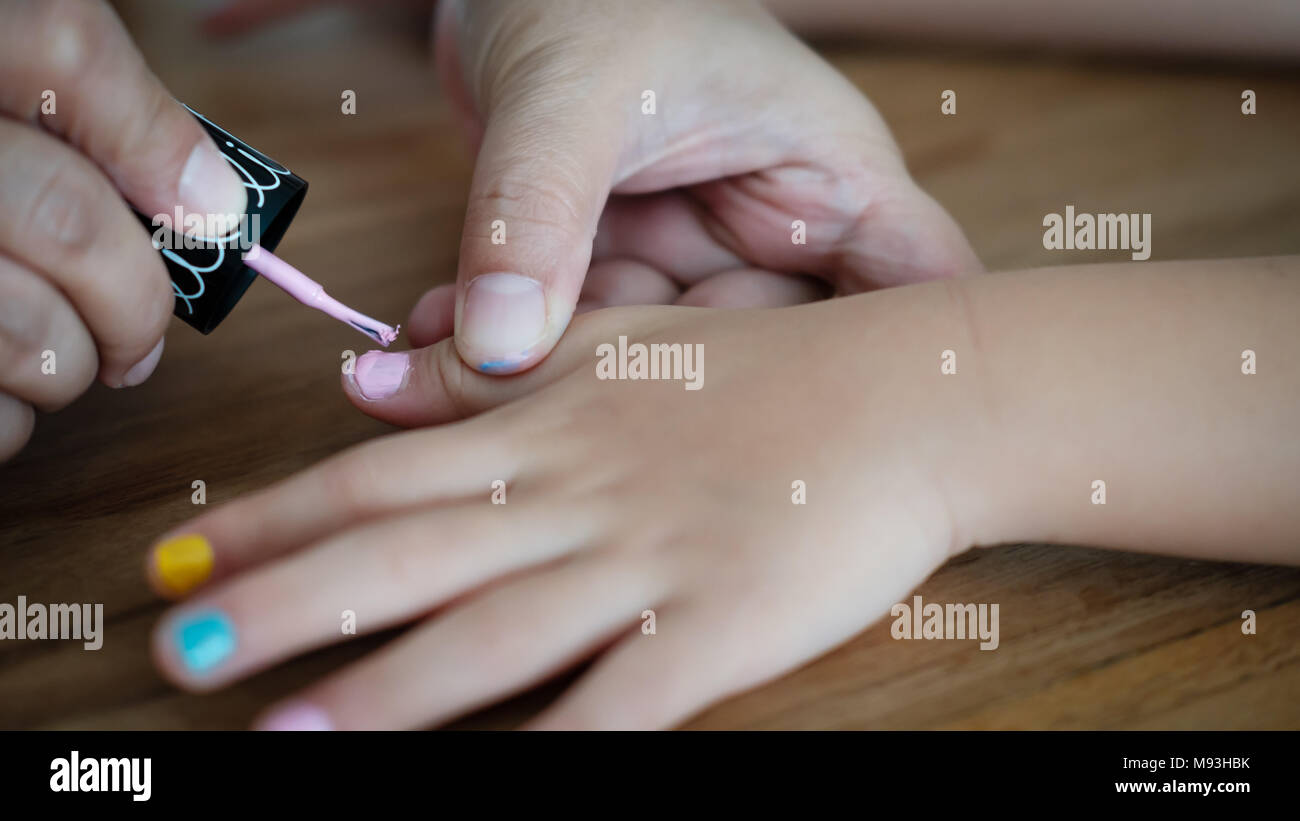 2018 closeup couleur jour enfant fille main doigt Mode apprentissage intérieur pour enfants Maman Vernis Rose Les gens Banque D'Images