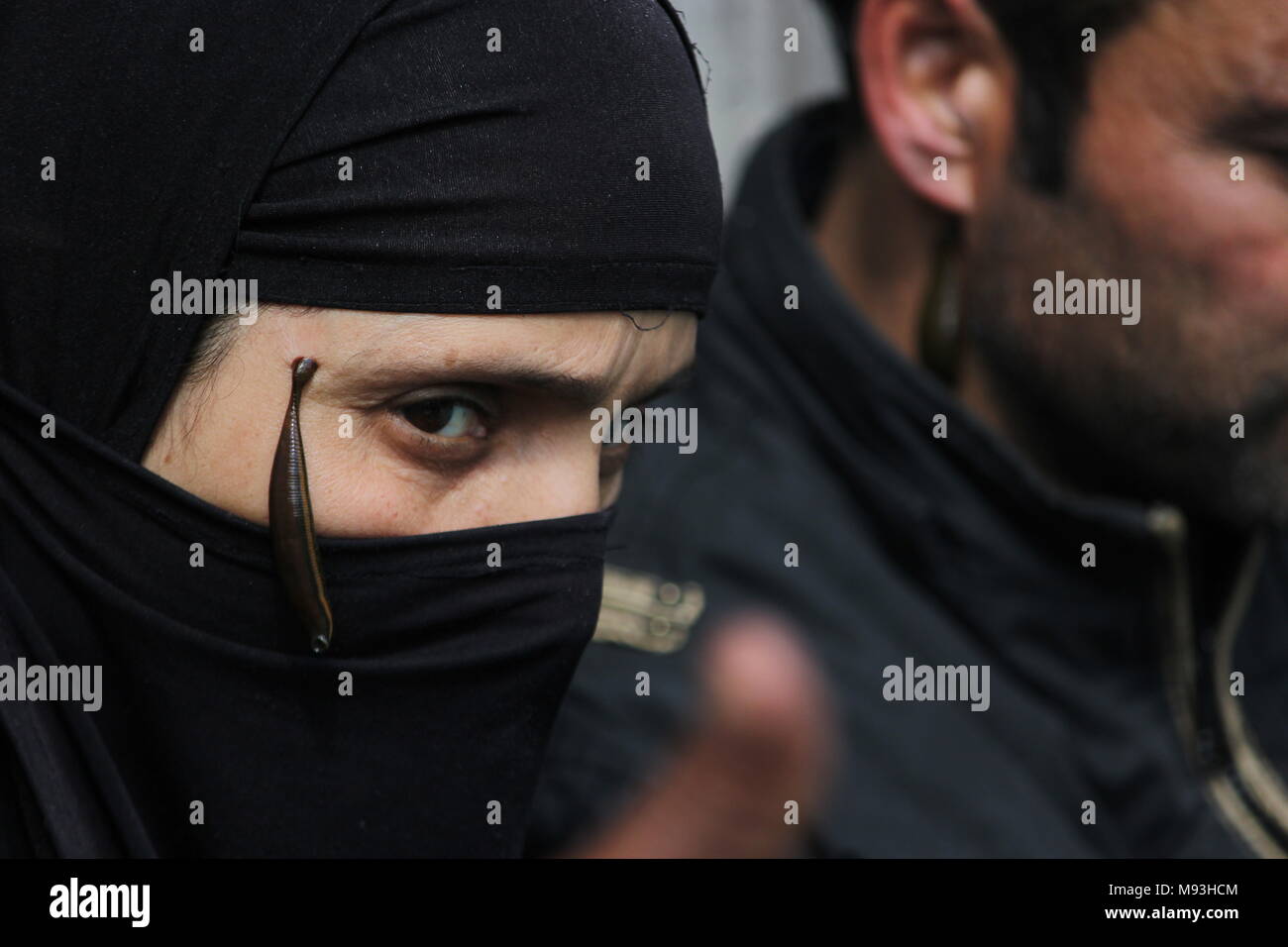 Srinagar, Inde. Mar 21, 2018. Une thérapie locale cachemiriens reçoit les sangsues dans Srinagar Hazratbal la capitale d'été du Cachemire indien. L'utilisation de sangsues du cachemire pour traiter les personnes souffrant de démangeaisons et de la douleur. Les sangsues sont souvent utilisés pour guérir les maux, de la circulation du sang à la peau en médecine traditionnelle au Cachemire Nowruz qui marque le premier jour du printemps et le début de l'année dans le calendrier Persan Crédit : Arfath Naseer/ Pacific Press/Alamy Live News Banque D'Images