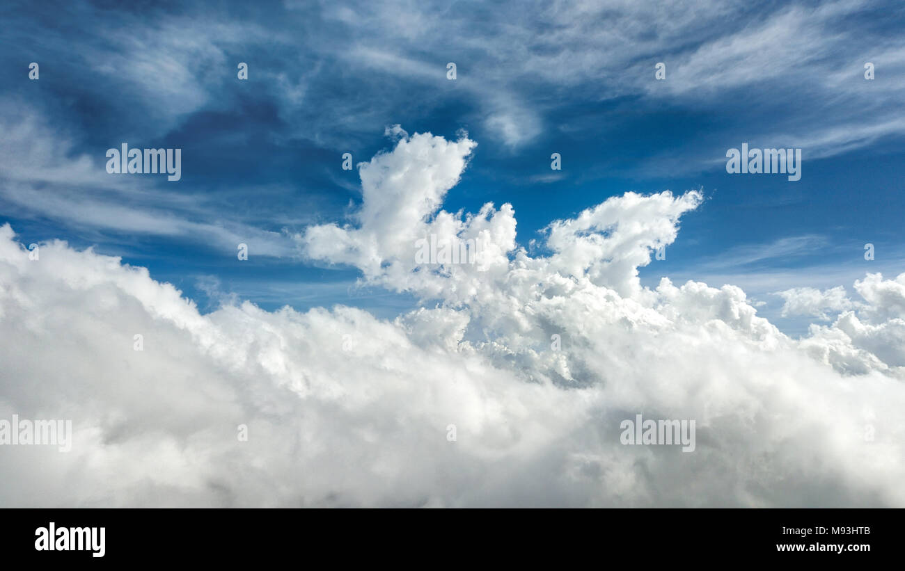 Voler au-dessus des nuages pris en 2015 Banque D'Images