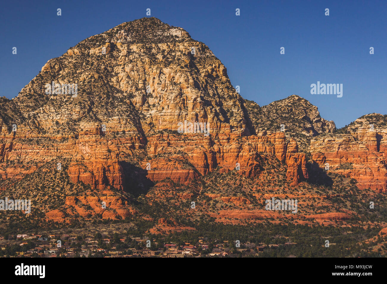 Capitol impressionnante butte (aka Thunder Mountain) s'élevant au-dessus de la formation de red rock West Sedona, Arizona avec ciel bleu clair sur une journée ensoleillée Banque D'Images