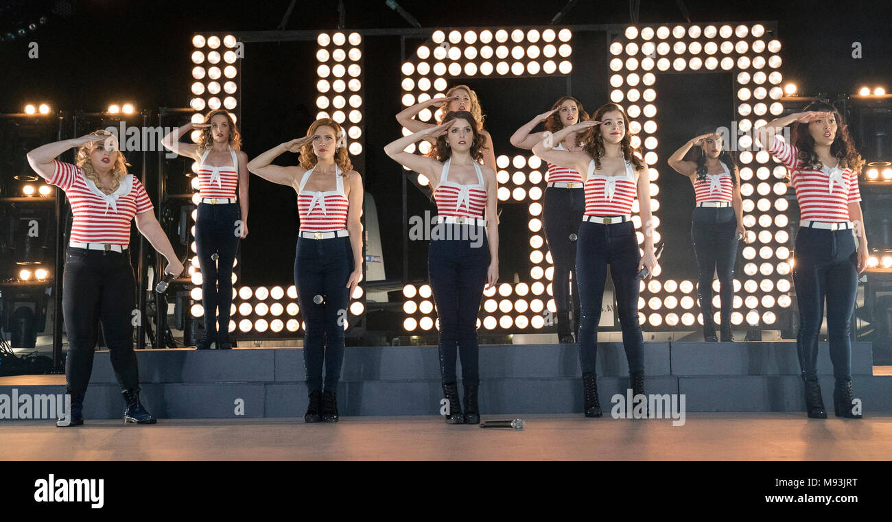 DATE DE SORTIE : Décembre 22, 2107 Title : Pitch Perfect 3 Studio : Universal Pictures Réalisateur : Trish Sie Résumé : Après leur victoire au championnat du monde, l'maintenant séparé Bellas réunir pour un dernier concours de chant à un usage d'outre-mer visite guidée, mais face à un groupe qui utilise à la fois des instruments et des voix. Avec : (de G à D) Matières grasses Amy (REBEL WILSON), Jessica (JAKLE KELLEY), Chloe (Brittany Snow), Beca (ANNA KENDRICK), Aubrey (ANNA CAMP), Ashley (SHELLEY REGNER), Emily (Hailee Steinfeld), Flo (CHRISSIE FIT) et Lilly (HANA MAE LEE). (Crédit Image : © Universal Pictures/photos) Banque D'Images