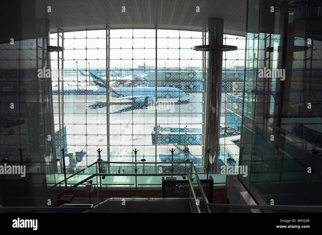 L'aéroport de DUBAÏ, ÉMIRATS ARABES UNIS - le 22 septembre 2017 : Emirates Airbus A380 arrivant dans Dubia Aéroport, vu du salon classe affaires Banque D'Images