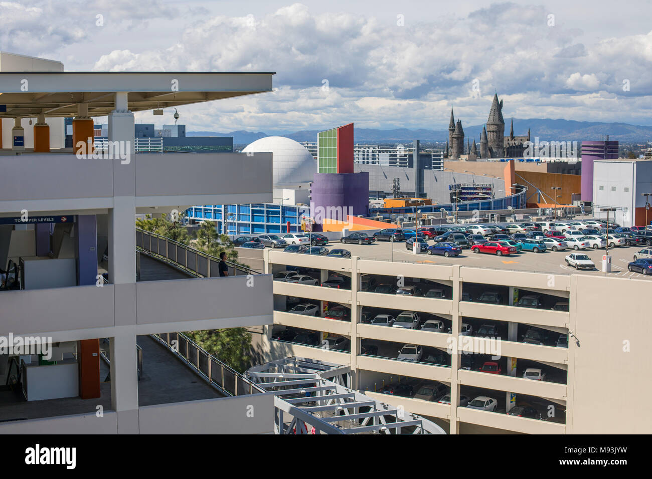 LOS ANGELES, USA - Mars 2018 : Universal Studios stationnement sur un jour ensoleillé. La capacité de la structure de garage est d'environ 10 000 voitures. Banque D'Images
