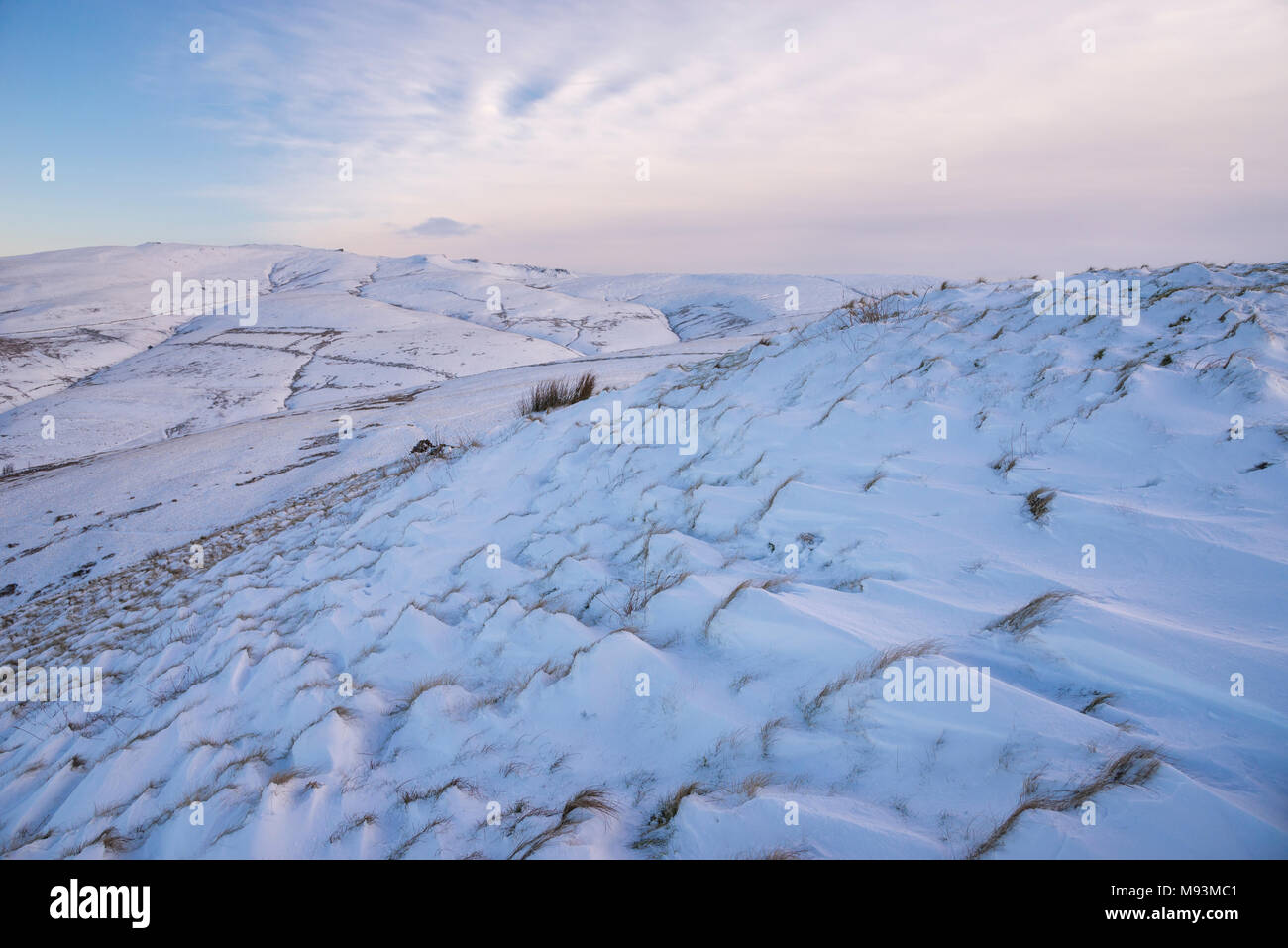 La lande autour de Kinder Scout comme vu de la tête du Sud dans le parc national de Peak District, Derbyshire, Angleterre. Banque D'Images