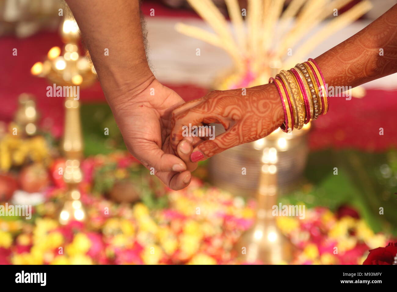 Le rituel et la cérémonie de mariage indien hindou avec les mariés. Arrière-plan de mariage avec couple holding hands. Banque D'Images