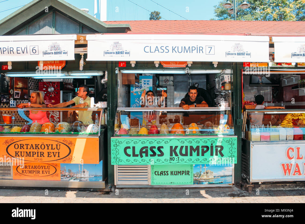Istanbul, Turquie - 30 juillet 2013 : turc une pomme de terre au restaurant Kumpir mixte Banque D'Images