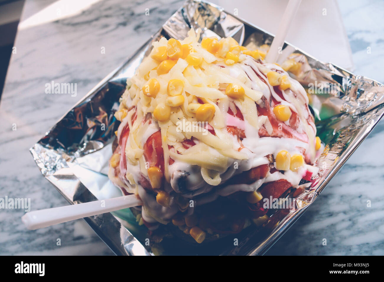 Kumpir turc - pomme de terre au four Mixed Banque D'Images