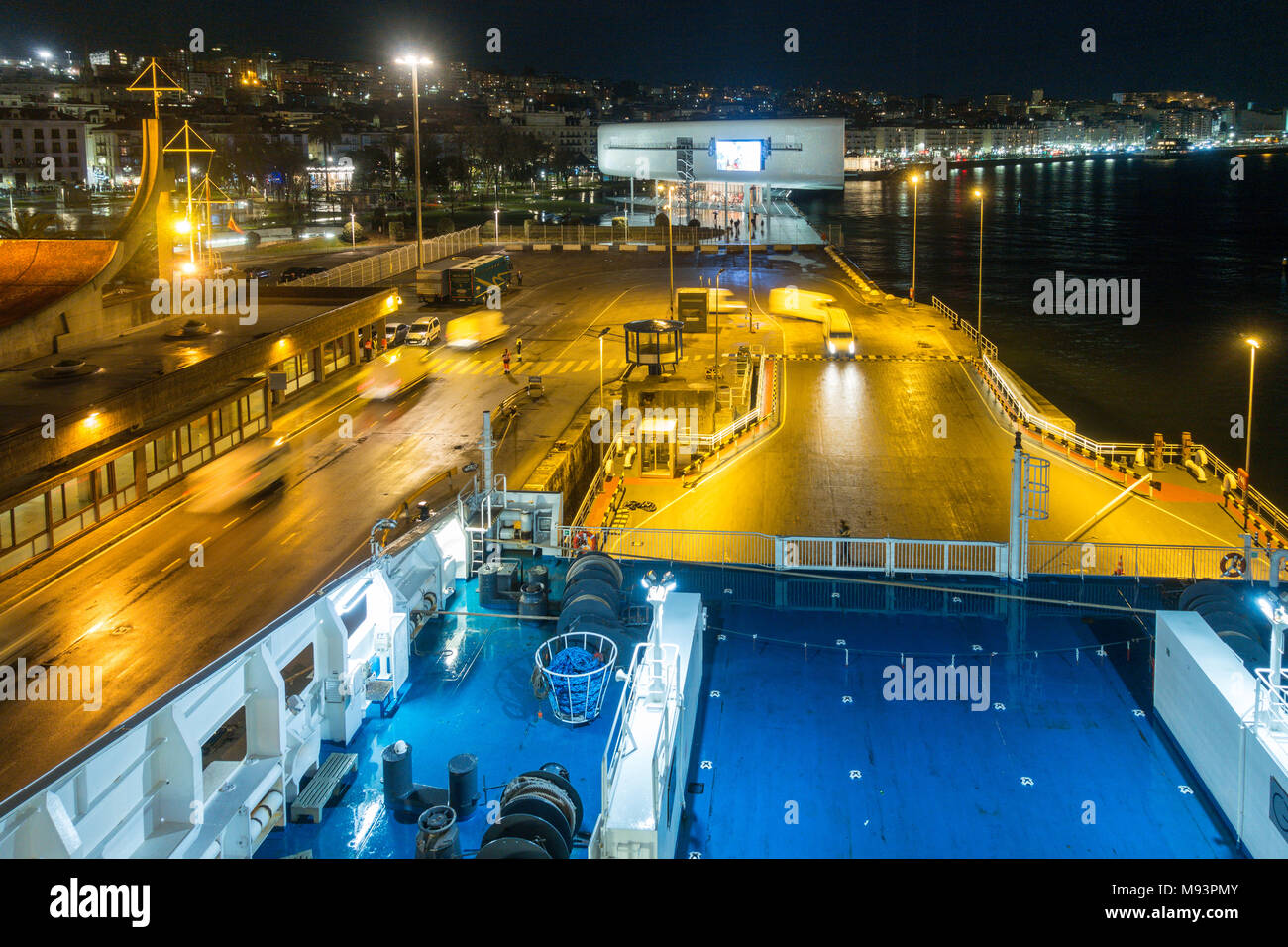 Chargement des véhicules sur un roll on roll off ferry de nuit à Santander, Espagne Banque D'Images