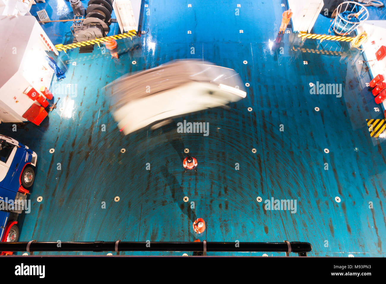 Chargement des véhicules sur un roll on roll off ferry de nuit à Santander, Espagne Banque D'Images