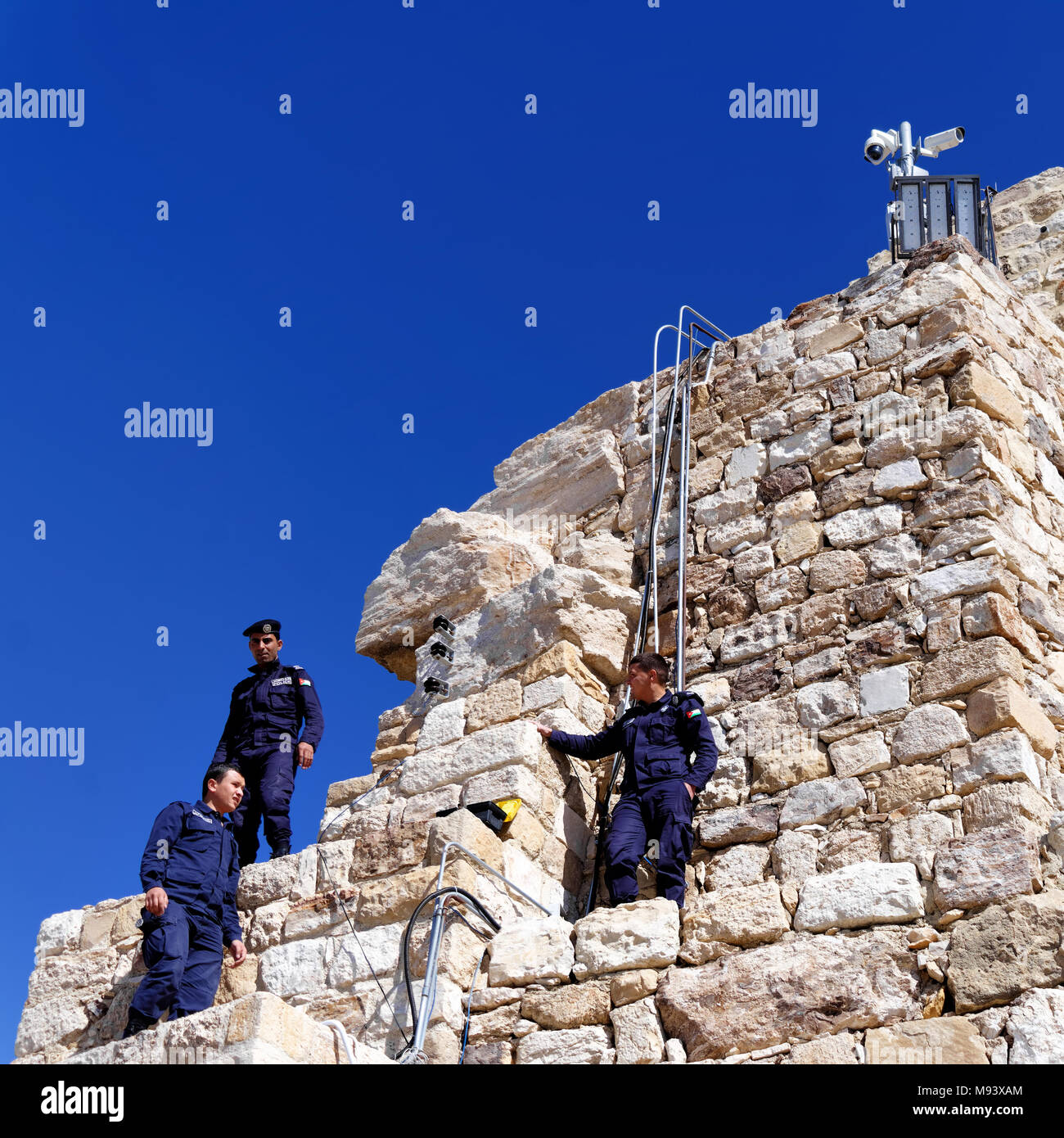 Karak, Jordanie, le 10 mars 2018 contrôle de police : l'installation de caméras de surveillance sur les remparts historiques de le château des Croisés à Karak, Middle Eas Banque D'Images