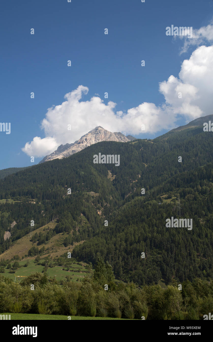 Chemin de fer de la Bernina liens Saint-moritz, en Suisse, avec la ville de Tirano, Italie, via le col de la Bernina Banque D'Images