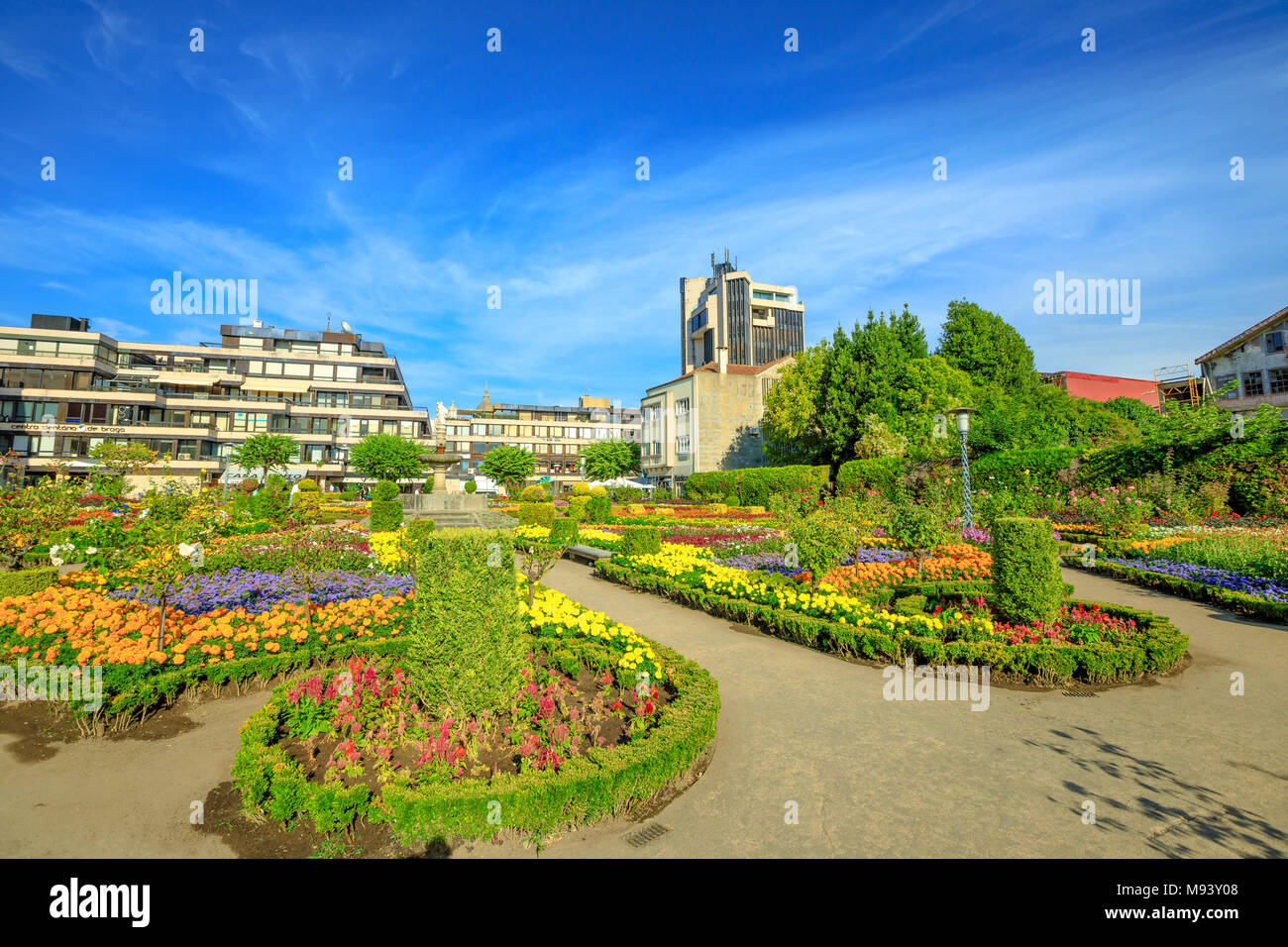 Jardin pittoresque de Santa Barbara ou Jardim de Santa Barbara dans le centre-ville de Braga, au nord du Portugal. Fleurs colorées dans la saison estivale. Copier l'espace. Banque D'Images