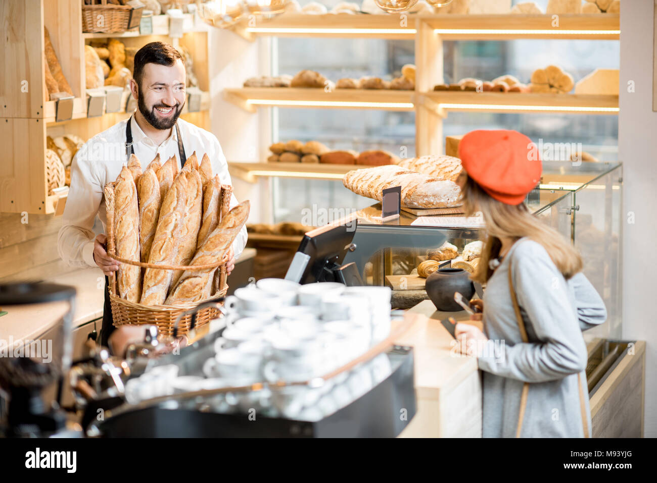 L'achat d'une baguette dans la boulangerie Banque D'Images