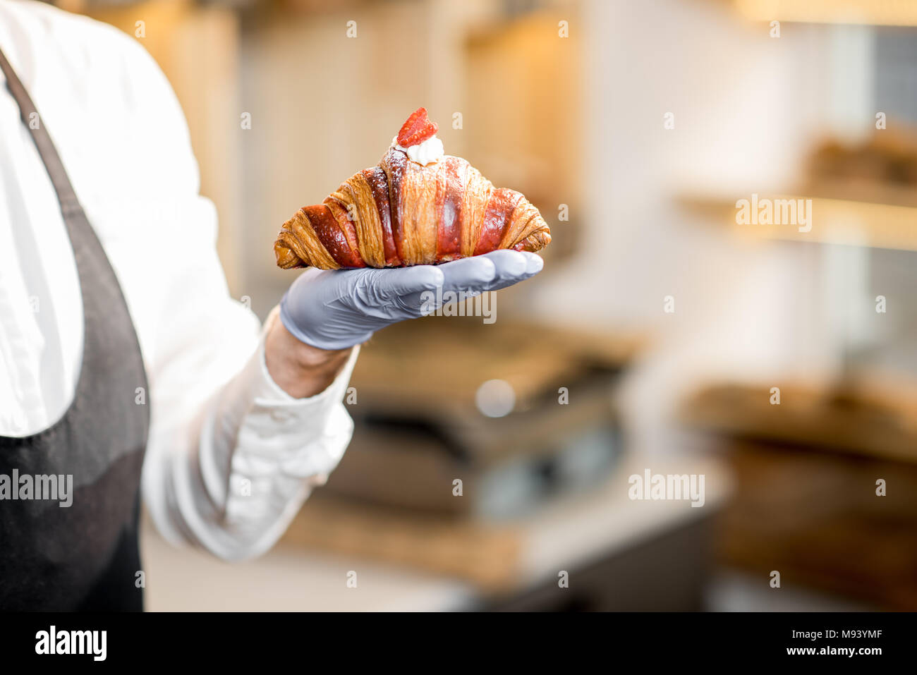 Holding de délicieux croissants Banque D'Images