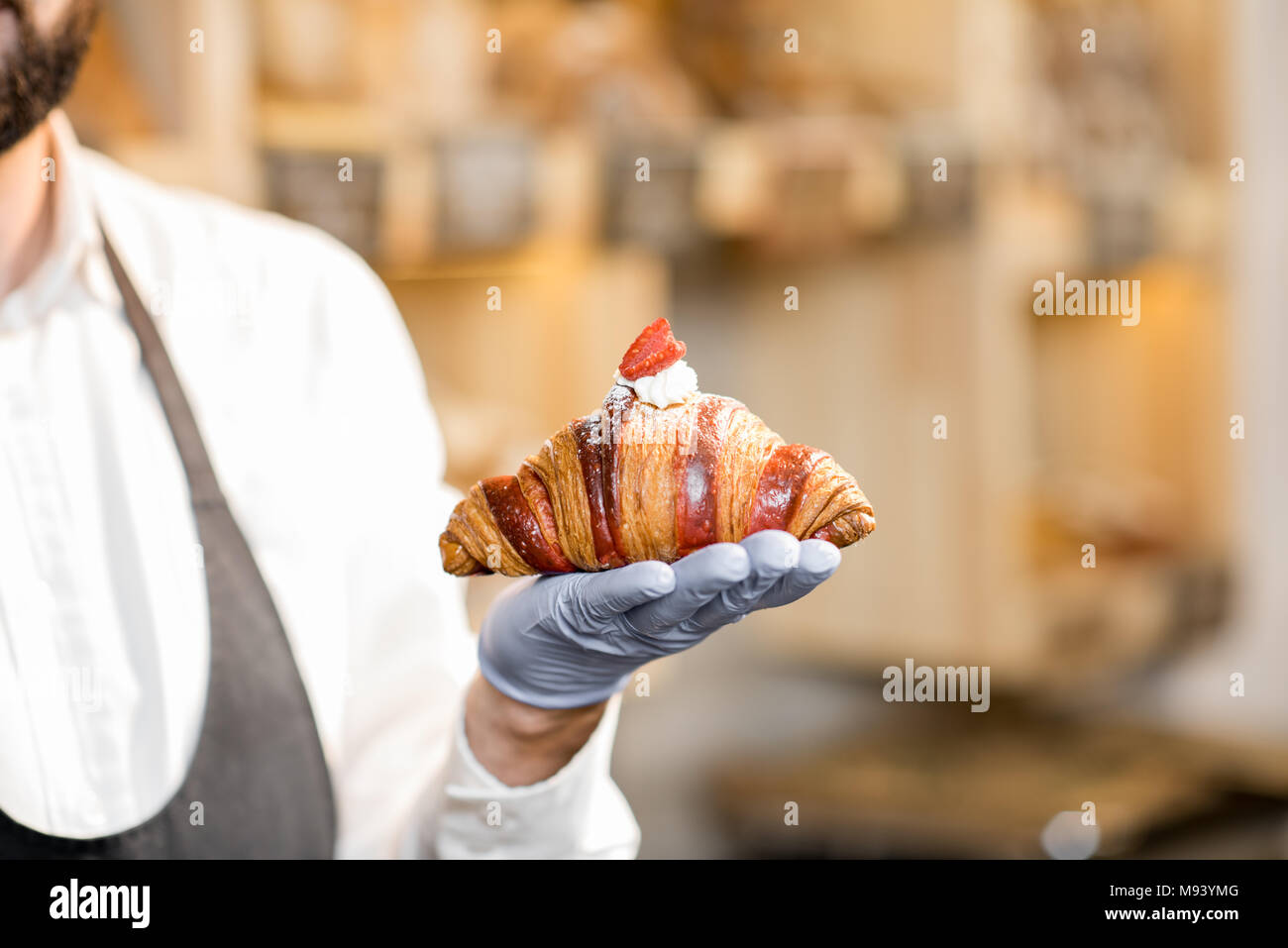 Holding de délicieux croissants Banque D'Images