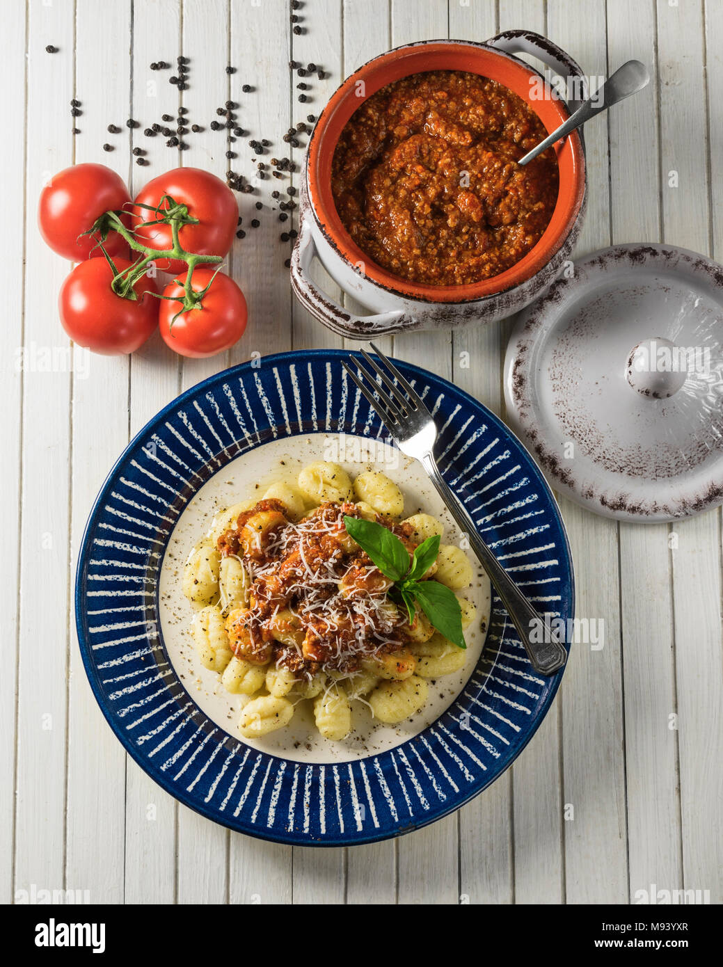 Gnocchi ragù. L'Italien boulettes de pommes de terre avec la sauce bolognaise. L'alimentation de l'Italie Banque D'Images