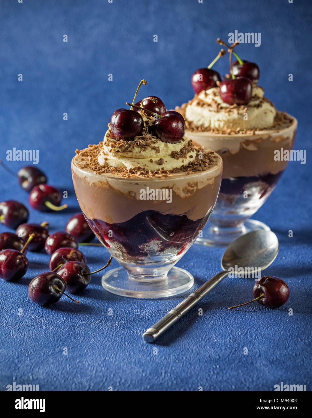 Forêt Noire bagatelle. Dessert au chocolat cerise noire. L'alimentation Banque D'Images