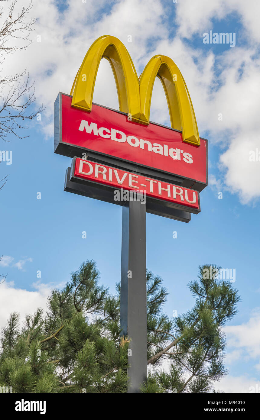 McDonald's restaurant fast food golden arches drive-thru sign in Southampton, Hampshire, England, UK. Banque D'Images