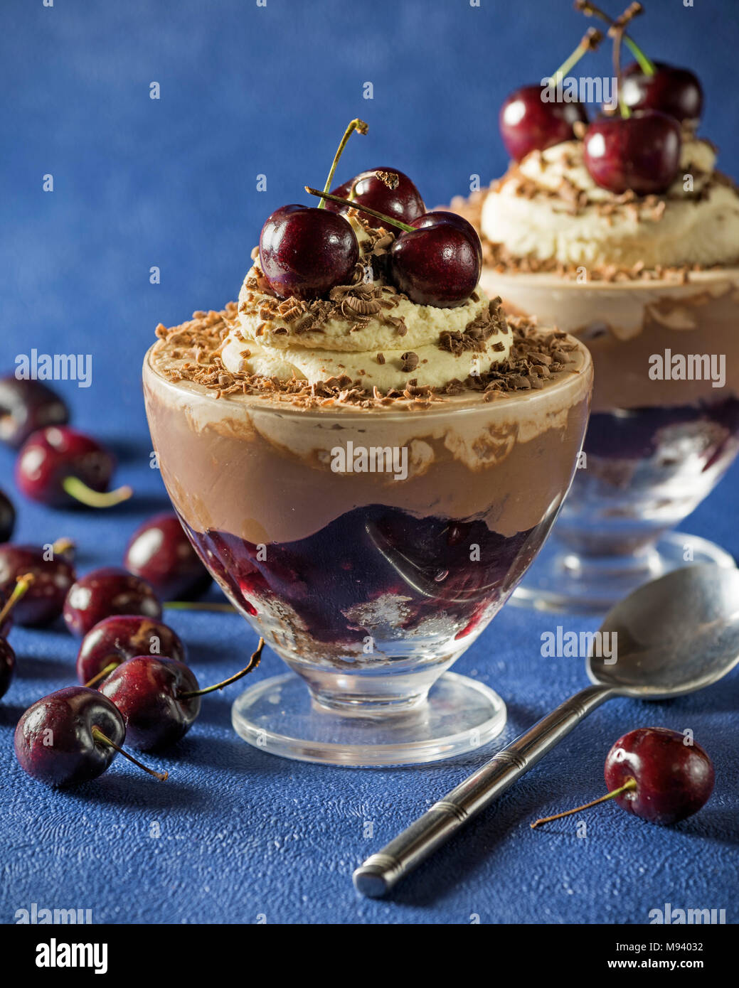 Forêt Noire bagatelle. Dessert au chocolat cerise noire. L'alimentation Banque D'Images