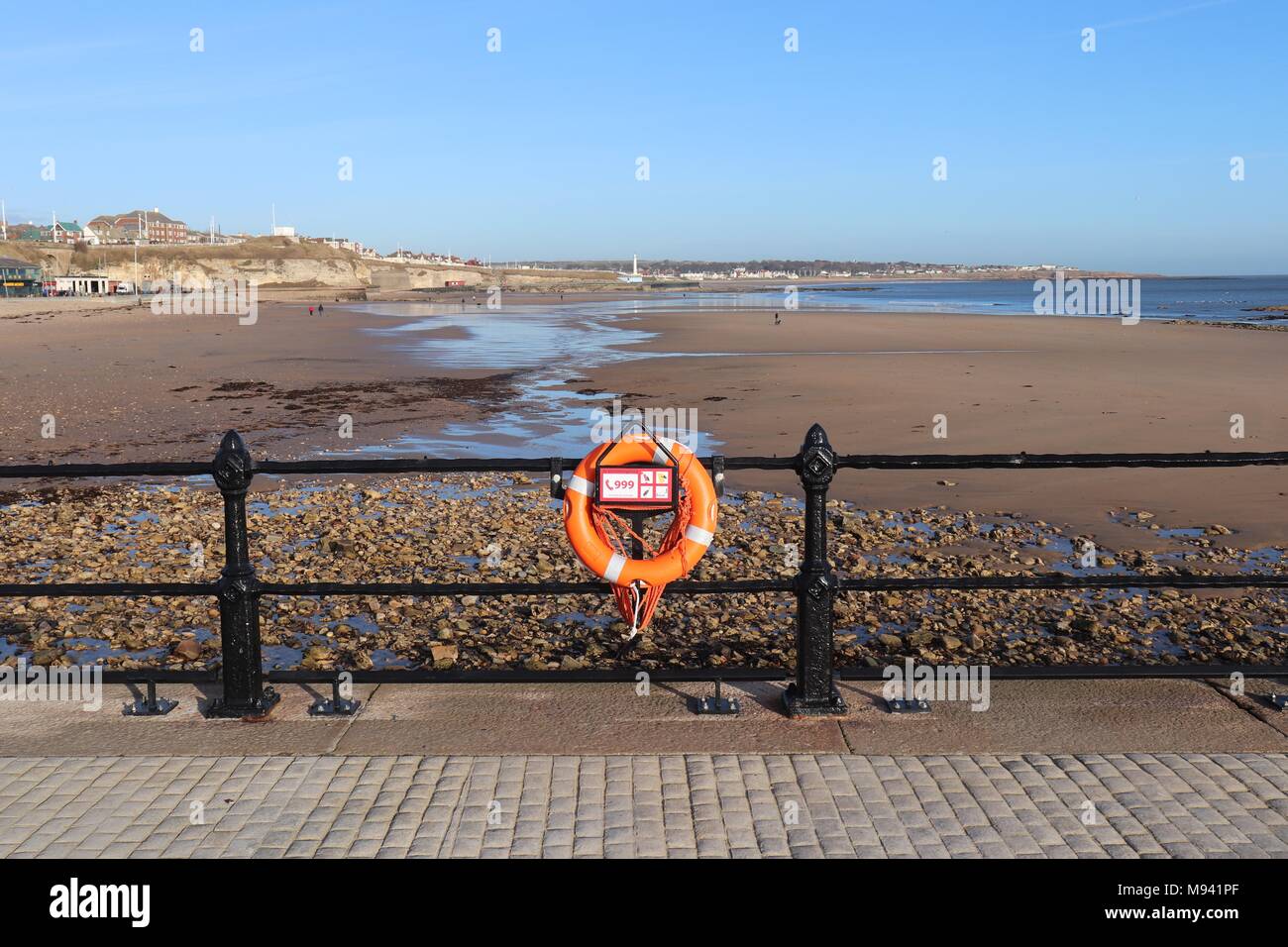 La plage de Roker Vue à travers les grilles de Roker Pier avec un anneau de sauvetage Banque D'Images