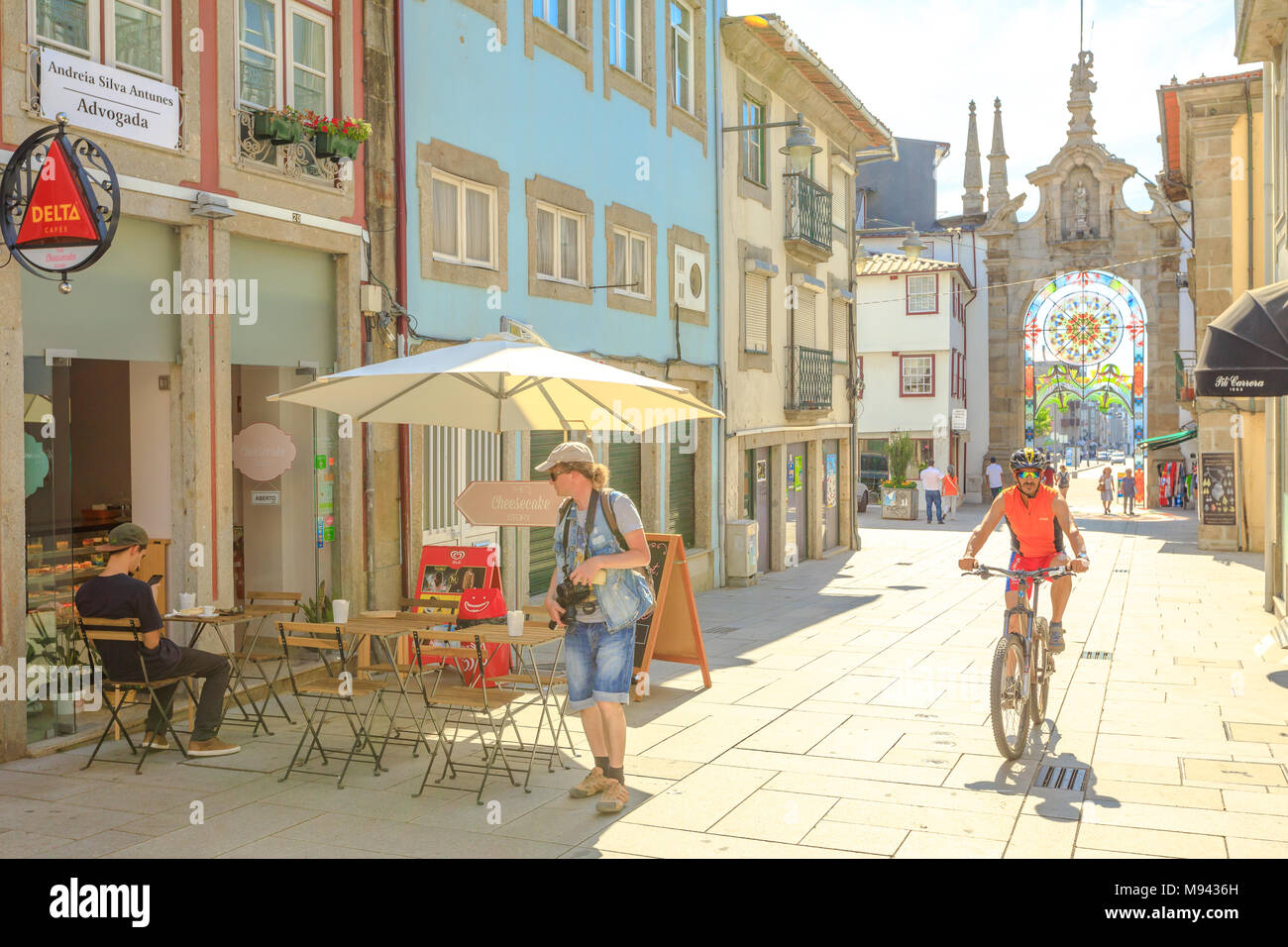 Braga, Portugal - 12 août 2017 : l'image Notre Dame de Nazaré sur l'Arco da Porta Nova. Balades touristiques sur la Rua Dom Diogo de Sousa. L'arc de la porte neuve de style baroque fait partie des murs de la ville de Braga. Banque D'Images