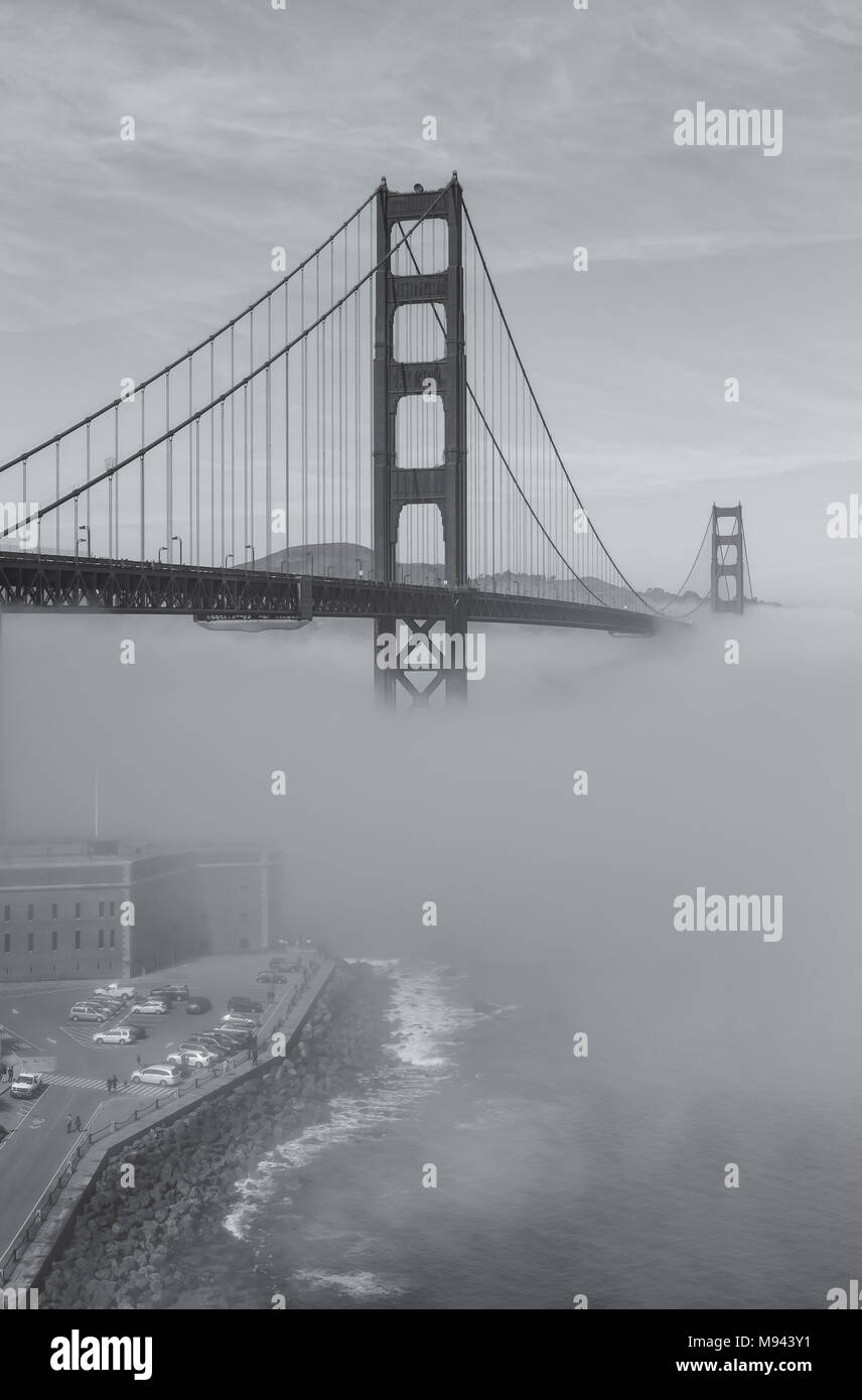 Vue sur le Golden Gate Bridge et Fort Point faible, brouillard épais avec San Francisco, California, United States. Banque D'Images