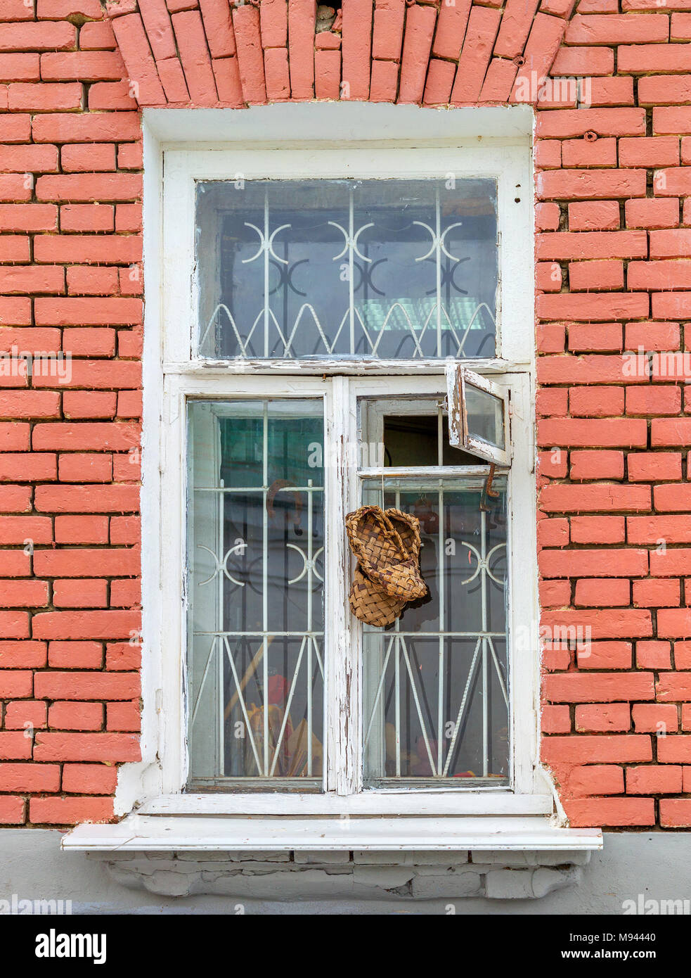 Les bast chaussures accrocher sur la fenêtre. Vladimir. La Russie Banque D'Images